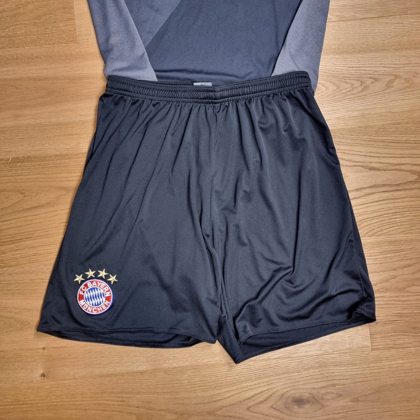 Trikot mit Hose - FC Bayern München - Mats Hummels - 2016/2017 - M - Auswärts
