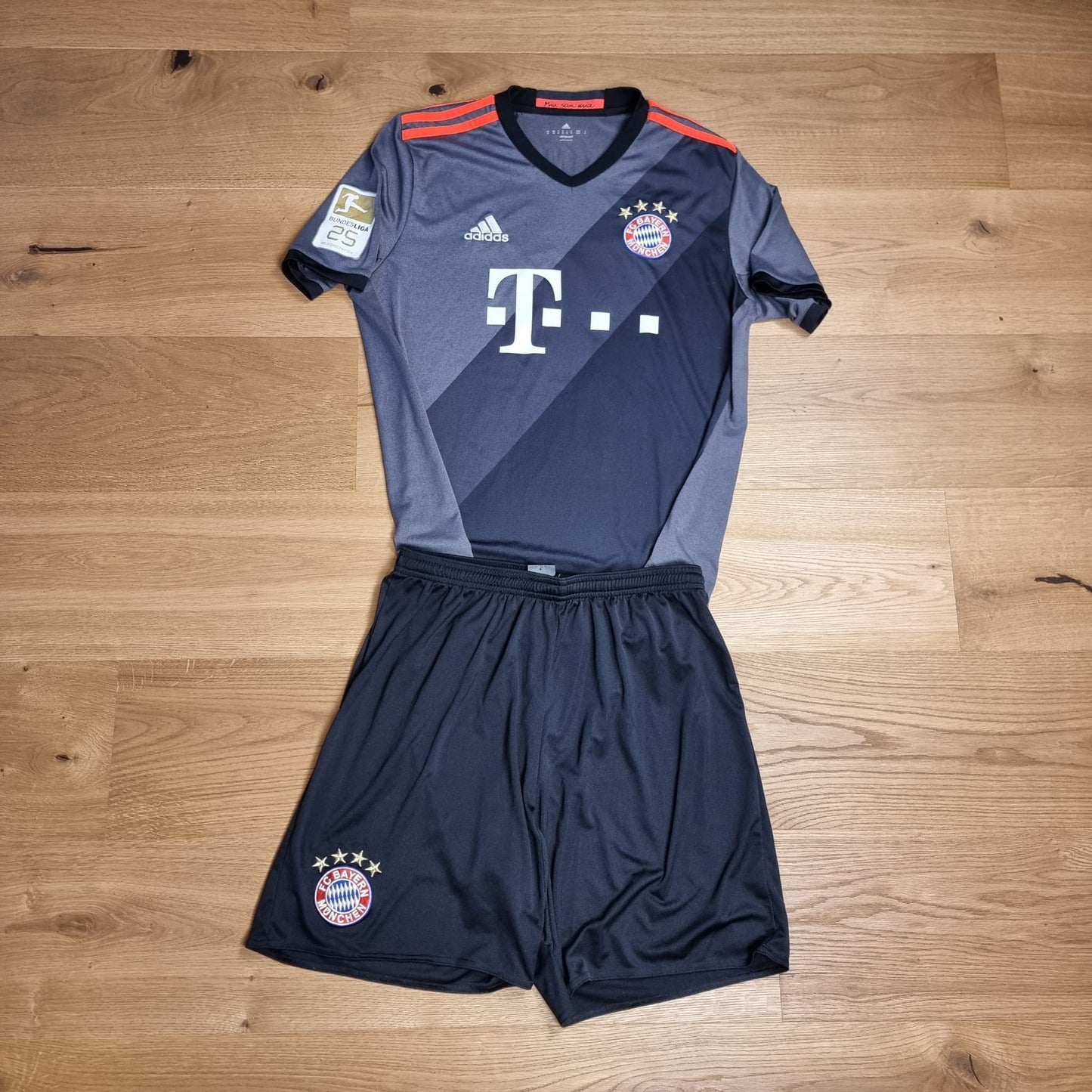 Trikot mit Hose - FC Bayern München - Mats Hummels - 2016/2017 - M - Auswärts