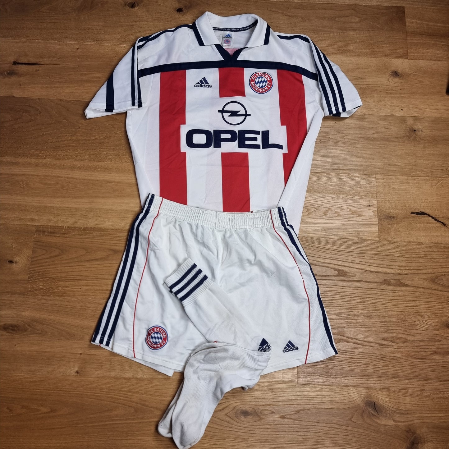 Trikot mit Hose und Socken - FC Bayern München - 2000/2001 - L - Auswärts
