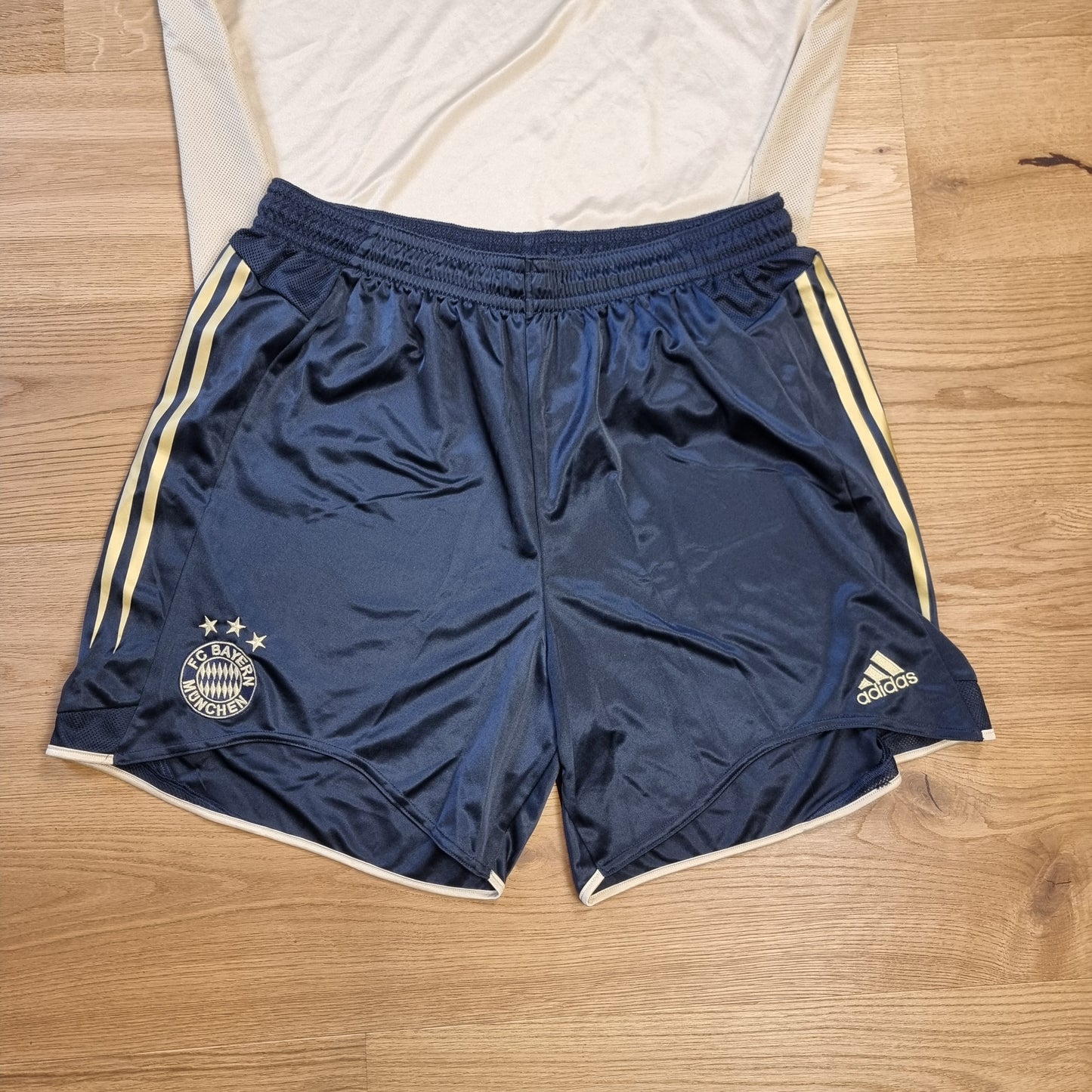 Trikot mit Hose und Stutzen - FC Bayern München - 2004/2005 - XXL - Auswärts