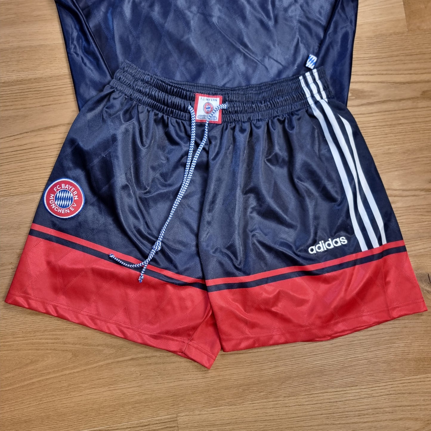 Trikot mit Hose und Stutzen - FC Bayern München - 1997/1998 - XL - Heim