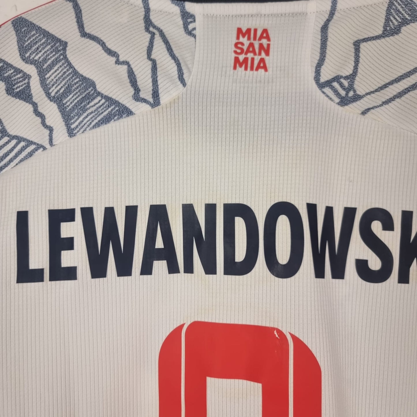 Trikot - FC Bayern München - Robert Lewandowski - 2021/2022 - S - drittes