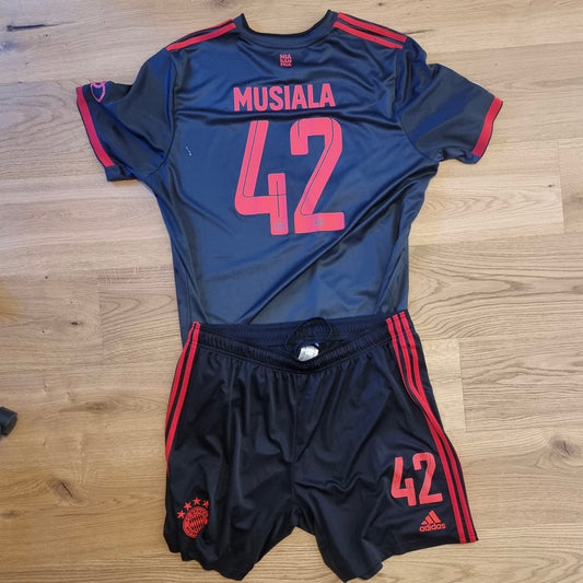 Trikot mit Hose - FC Bayern München - Jamal Musiala - 2022/2023 - XXL - drittes