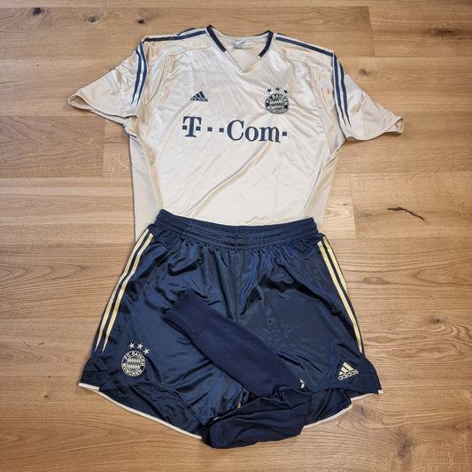 Trikot mit Hose und Stutzen - FC Bayern München - 2004/2005 - XXL - Auswärts
